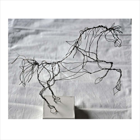 15. ”Häst”. Trådskulptur av Hanna Ruijaenaars, h=27 cm